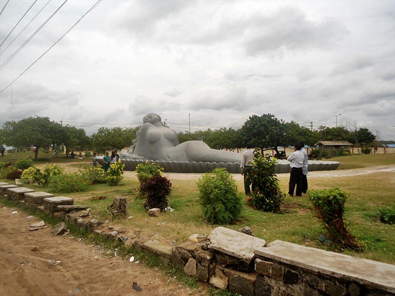 Sculpture at Shankhumukham Beach, Valiyathura
