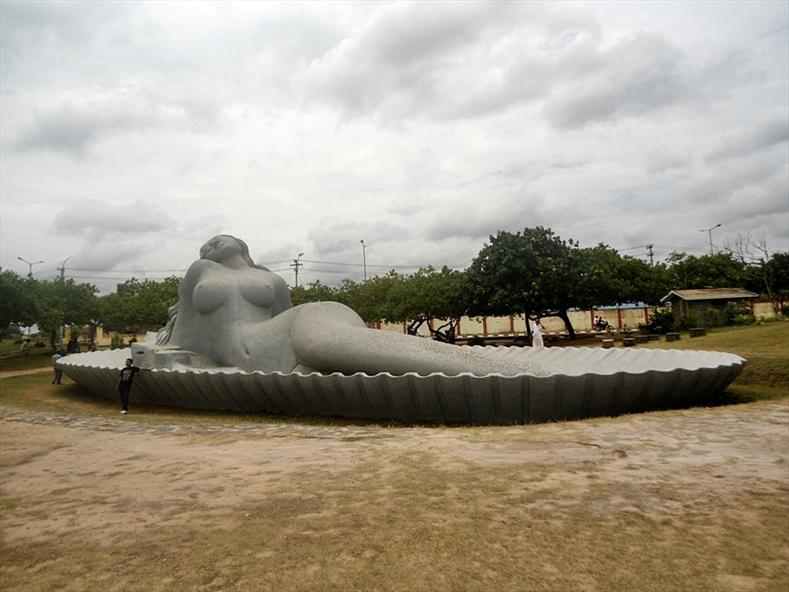 Sculpture at Shankhumukham Beach, Valiyathura