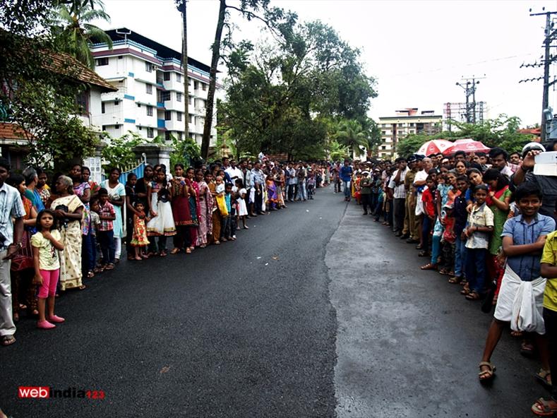 People waiting to see Tripunithura Athachamayam