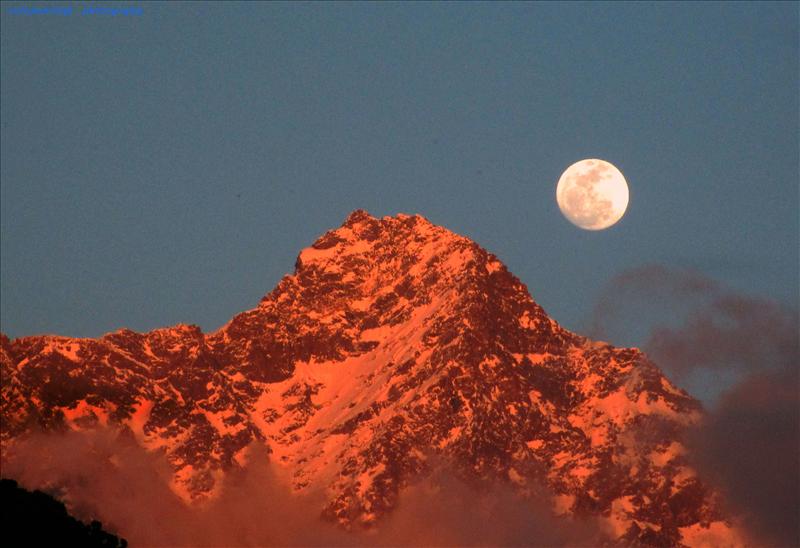 the moon and the matterhorn peak