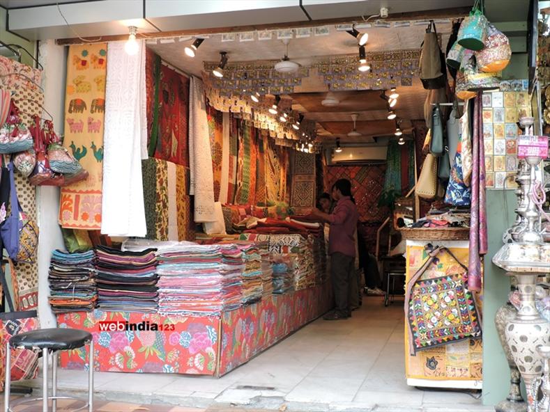 Handicrafts shops in Janpath, Delhi