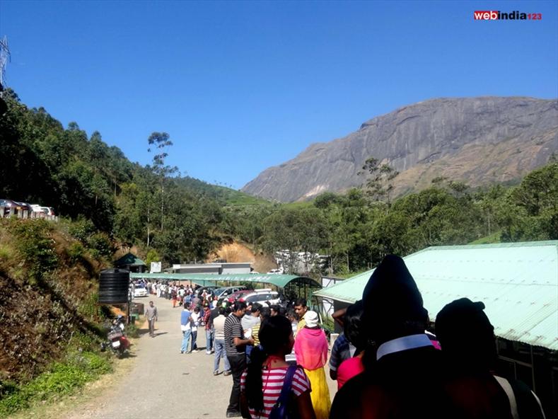 Long queue of tourists in front of the ticket counter - Eravikulam National Park