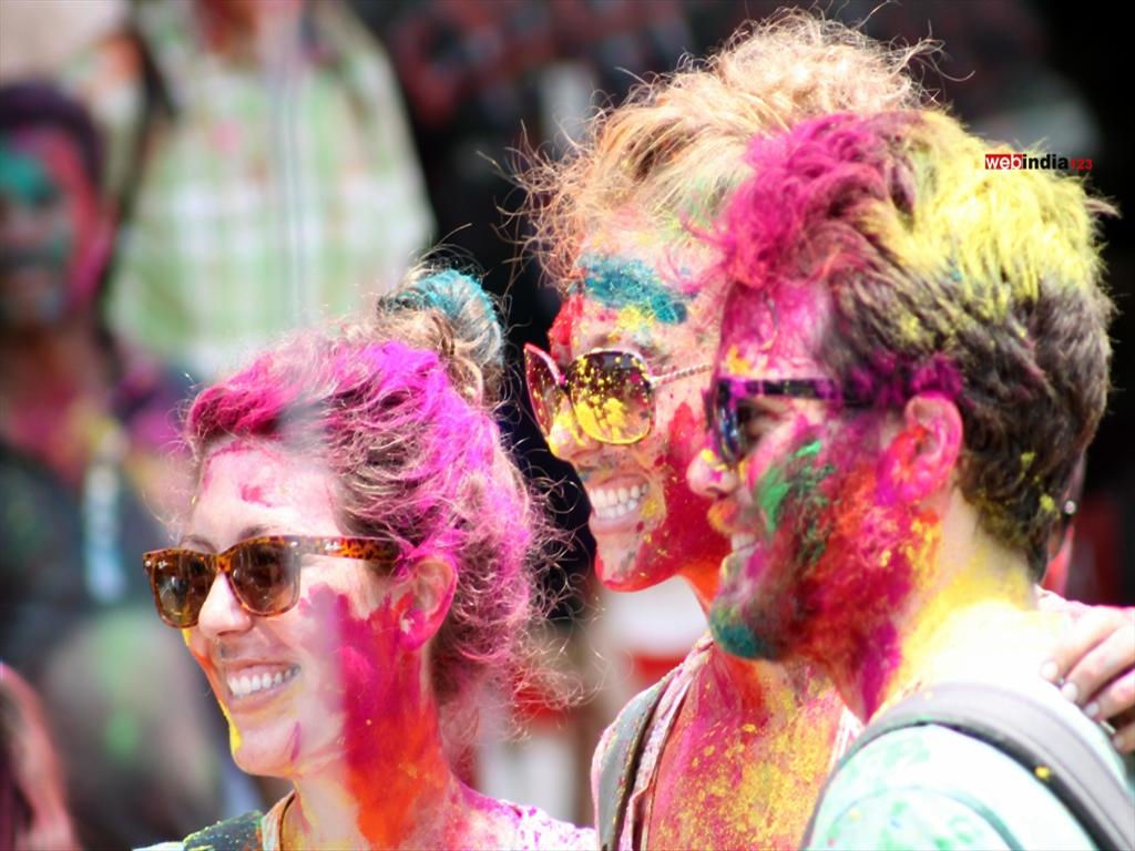 Foreign tourists play Holi at Mattancherry