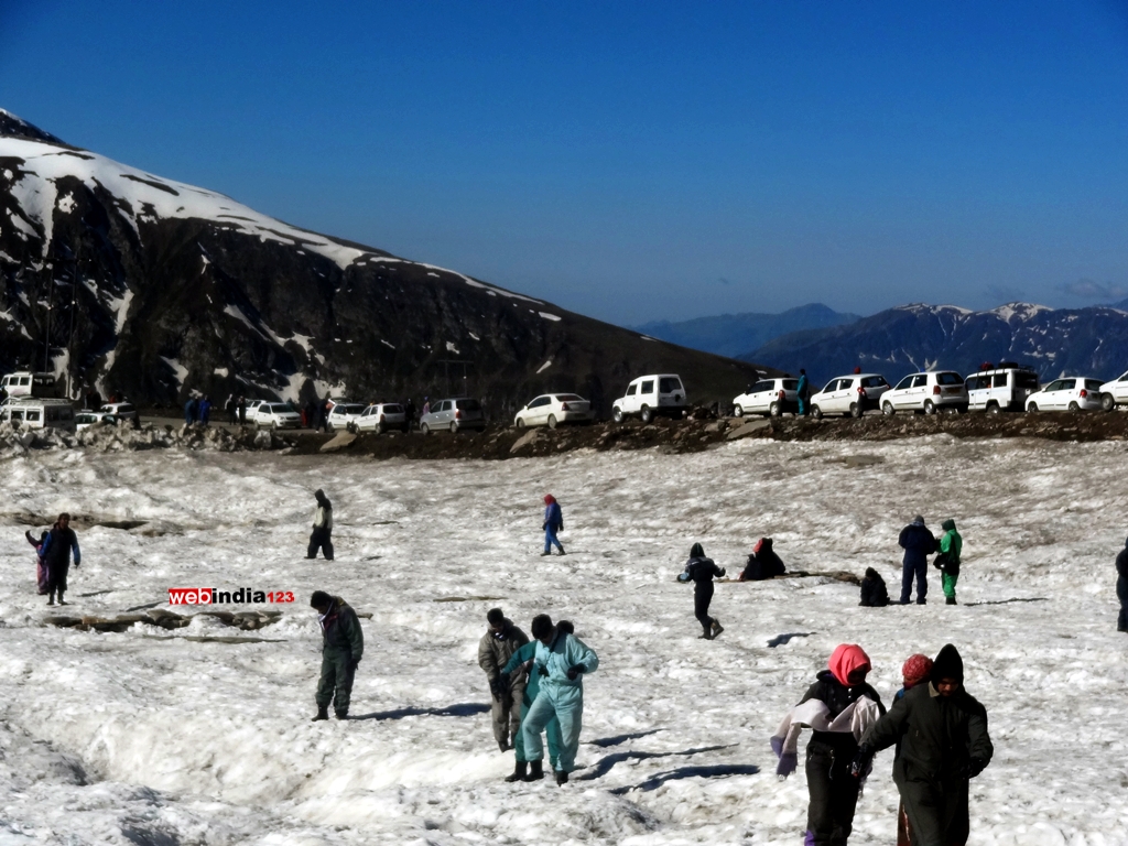 Snow point at Rohtang Pass