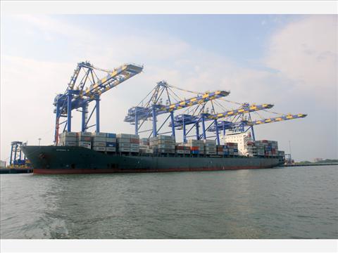Spring R, the longest container vessel to call at 