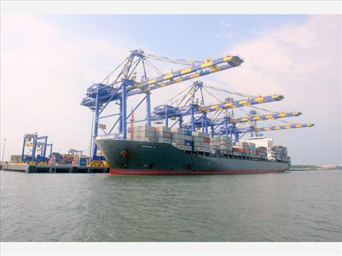 Spring R, the longest container vessel to call at 