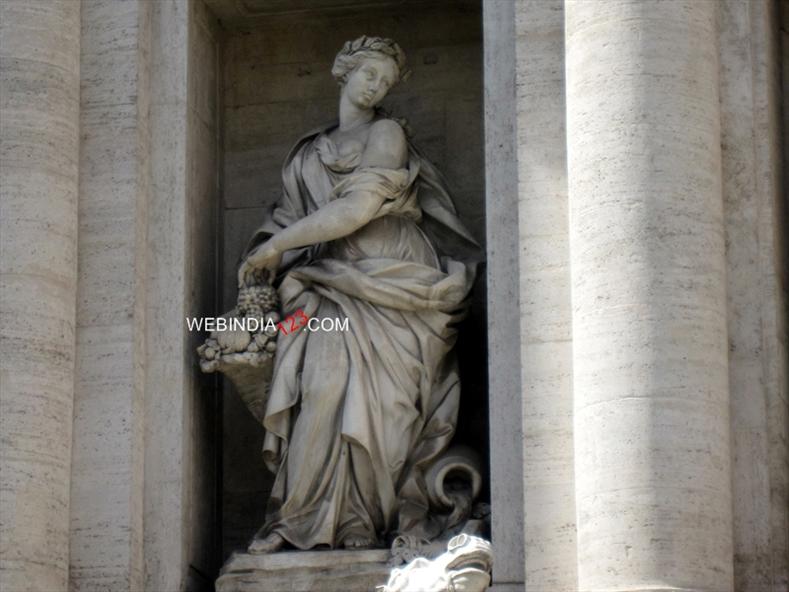 Statue in the Trevi fountain