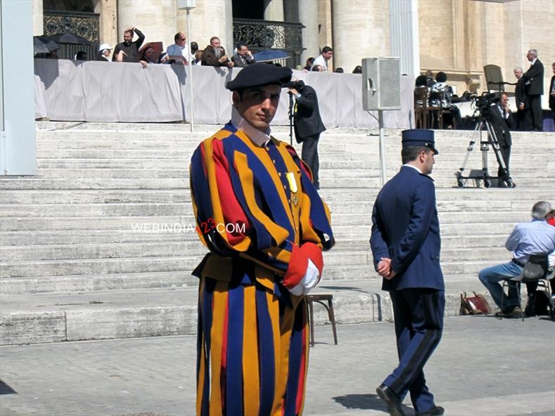 A Swiss Guard stands in front of St.Peter`s Basili