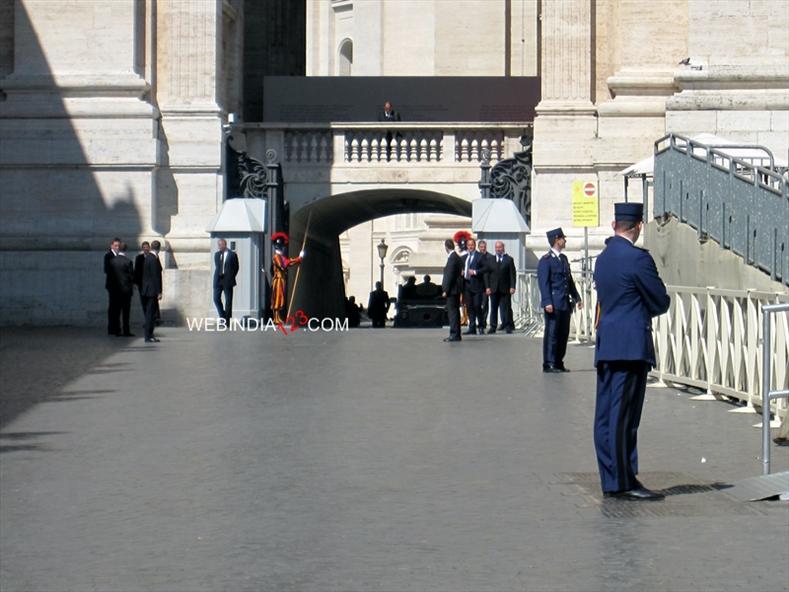 Guards wait outside St. Peter`s Basilica